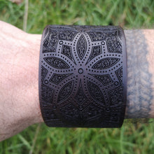 Load image into Gallery viewer, Quinque Viis Celtic Leather Bracelet
